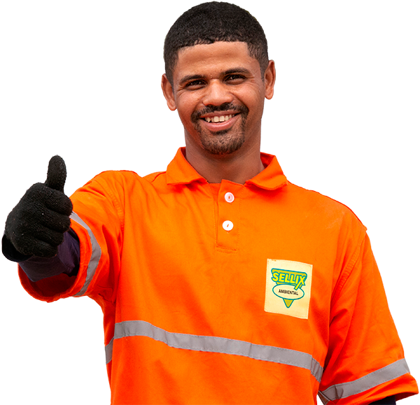 Homem sorrindo com braços cruzados de camisa azul e capacete de proteção amarelo